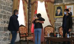 Diyarbakır'da evlat nöbetinde bir anne daha evladına kavuştu