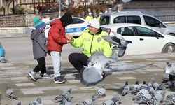Trafik polisi kış günü güvercinleri besledi görenlerin yüreği ısındı