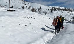Diyarbakır’da kar yolları kapattı! Sağlıkçılar helikopterle gitti