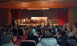 Diyarbakır'da yüzlerce kişi tiyatro gösterisine akın etti