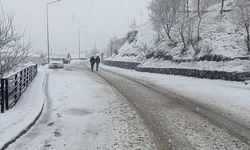 Sürücüler bu yola dikkat! Yağmur yerini kar yağışına bıraktı