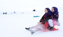 Karacadağ’da şalvarlı ve fistanlı kayak keyfi