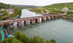 Yer Diyarbakır! Bin yıllık köprüye aşkını ilan etti