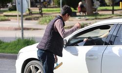 Adana’da sürücüler cam silen gençlerden şikayetçi