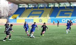 Ağrı'da erken yaşta evliliklere karşı futbol oynayan kadınlar
