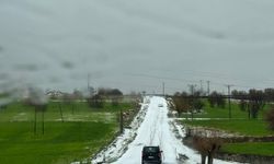 Diyarbakır’da kar yağdı! Sürücüler yolda kaldı