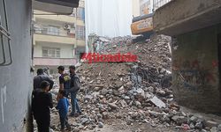 Diyarbakır'da önlem yok! Yıkılan binayı çocuklar böyle izledi
