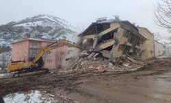 Tunceli’de hasarlı binaların yıkımı başladı