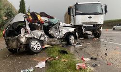 Kamyon ile otomobil çarpıştı: 2 genç hayatını kaybetti