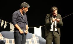 Amed Tiyatro Festivali sürüyor! "Qral û Travîs" sahnelendi