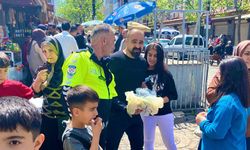 Diyarbakır polisi lokum ve şeker dağıttı