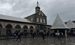 Diyarbakır’da yüzlerce kişi bayram namazı için Ulu Camiye akın etti