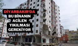 Diyarbakır'da bina yıkılmak üzere! Vatandaşlar altından geçiyor