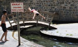 Diyarbakır'da çocuklar süs havuzuna girdi