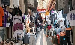 Diyarbakır'da havalar ısındı, zamlı tişörtler satışta!