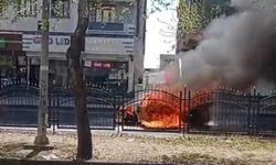 Diyarbakır’da seyir halindeki ticari taksi alev alev yandı