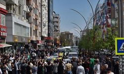 Diyarbakır’da Van seçimi protestosu! Yol trafiğe kapatıldı