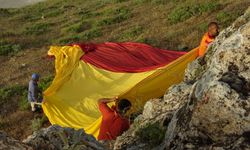 Batman’da 500 metrekarelik Galatasaray bayrağı tepeye asıldı