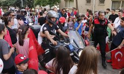 Diyarbakır’da çocuklar polislerle eğlendi
