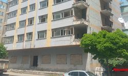 Diyarbakır’da vatandaş tedirgin! Bu bina ne zaman yıkılacak?