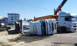 Diyarbakır’da kum yüklü kamyon devrildi