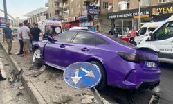Diyarbakır'da otomobil refüje çarptı! Sürücü yaralandı