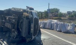 Diyarbakır’da tütün taşıyan kamyonet kaza yaptı