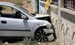 Elazığ-Diyarbakır yolunda otomobil bahçe duvarına çarptı! Yaralılar var