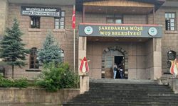 İlk kez asıldı! Muş Belediyesi’ne Kürtçe tabela