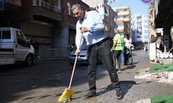 Diyarbakır’da belediye başkanı temizlik yaptı