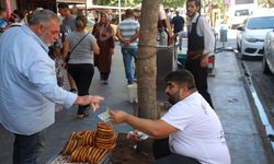 Diyarbakır’da azmin hikayesi: Engelli vatandaş simit satarak 5 kardeşini okutuyor