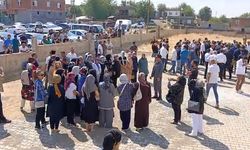 Narin’in cenazesinde Diyarbakır vekili poz verdi! Tepki çığ gibi