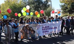 Diyarbakır'da kız çocukları yürüyüş yaptı, gökyüzüne balon bıraktı