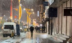 Hakkari’ye kış erken geldi: Lapa lapa kar yağdı, halk şaşkın!