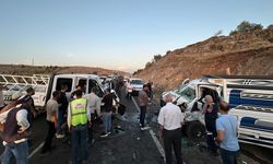 Mardin'de feci kaza! İki kamyonet kafaya çarpıştı: 4 yaralı