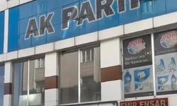 AK Parti binasına satırlı saldırı