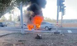 Diyarbakır’da trafikte korkutan anlar! Otomobil alev alev yandı