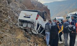 Hakkâri’de minibüs takla attı: Çok sayıda yaralı var!