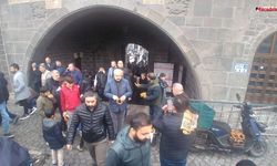 Diyarbakır Ulu Cami önünde simit dağıttı: Her cuma yapacak