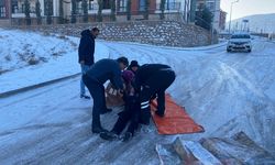 Elazığ’da buz kaplı yolda düştü: Ekipler zorla ambulansa taşıdı!