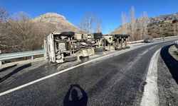 Bitlis - Diyarbakır yolunda virajı alamayan TIR devrildi