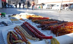 Diyarbakır’da boş zamanlarında tesbih satarak geçiniyor!