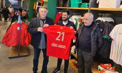 Xêro Abbas Diyarbakır’da: Amedspor forması imzaladı!