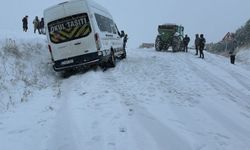 Diyarbakır'da minibüs kara saplandı: Öğretmenler mahsur kaldı