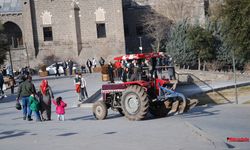 Diyarbakır’da tarihi alana traktörle girdi herkesi şaşkına uğrattı!