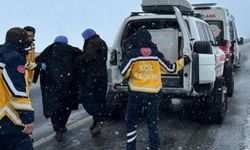 Karacadağ’da yollar kapandı, hastalara paletli ambulans ile ulaşıldı