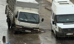 Batman’da yoğun yağışlar sonrası yollarda çökme yaşandı!