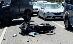 Diyarbakır’da motosiklet otomobile çarptı: Ağır yaralı var
