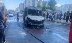 Diyarbakır’da feci olay: 1 minibüs alevlere teslim oldu, küle döndü!