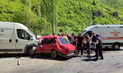 Erzurum'da otomobil minibüs ile çarpıştı: Ölü ve ağır yaralı var